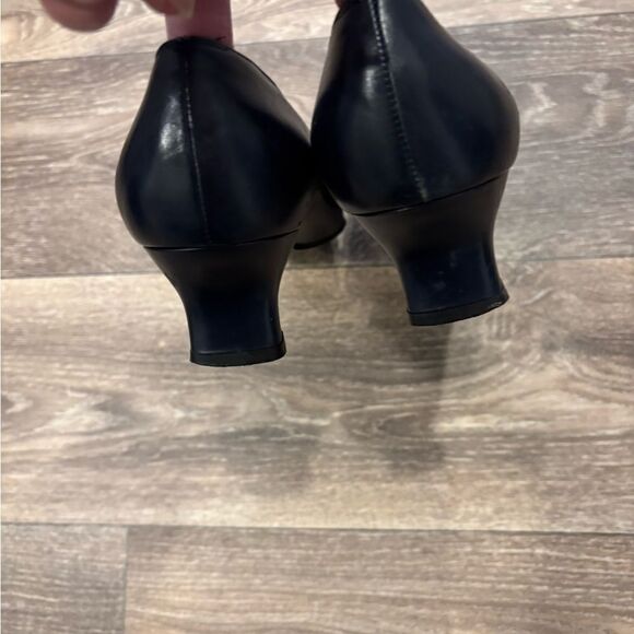 Salvatore Ferragamo Vintage Italian Leather Pumps Size 8.5 Navy Blue Silver Logo - Picture 5 of 9